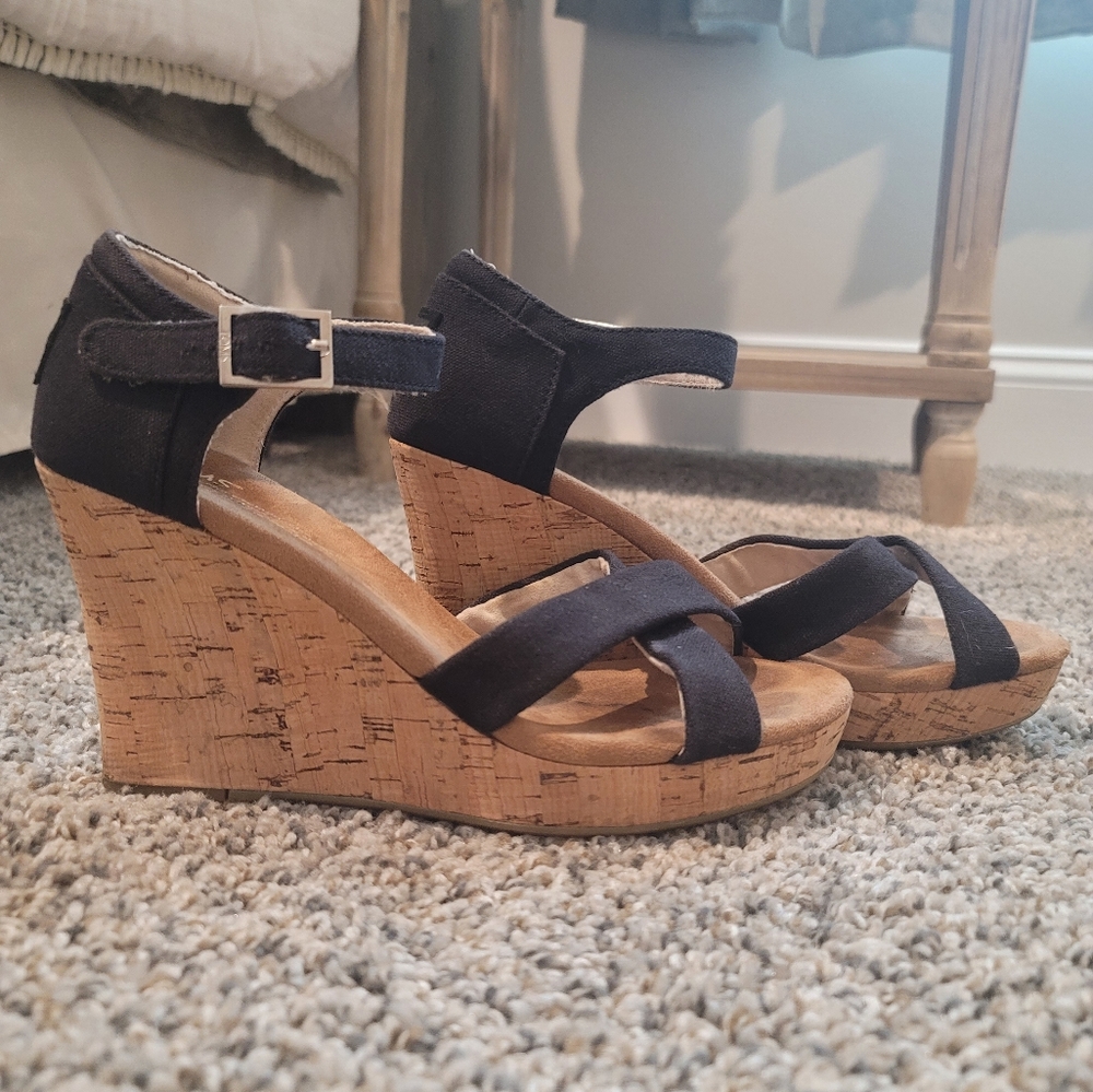 Toms Wedges, Size 8.